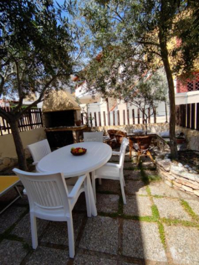 Villetta Simiri caposchiera con cortile e BBQ Villasimius